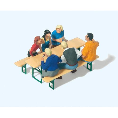 FSP10783 1/87 테이블에 앉아 있는 사람들